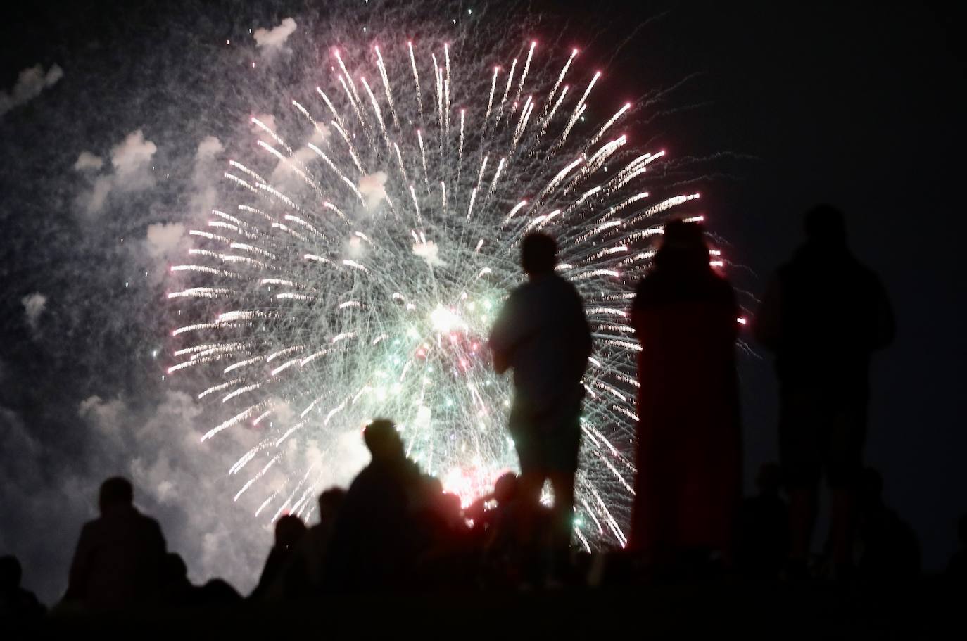 La noche del jueves deja nuevas imágenes de los fuegos artificiales en Valladolid