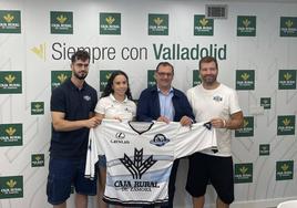 Representantes del CPLV junto a Narciso Prieto, en la renovación del patrocinio.