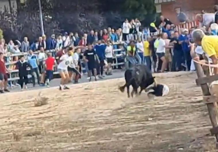 Momento de la cogida durante el encierro celebrado esta mañana en Medina del Campo.