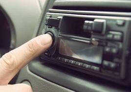 Tráfico puede multarte por escuchar música en el coche si supera los decibelios permitidos