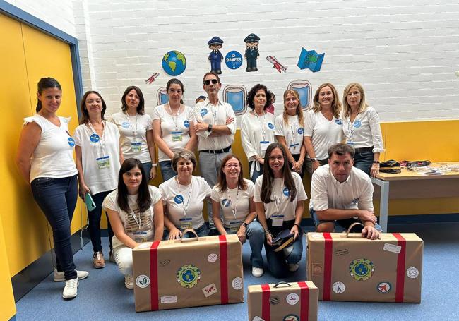 Los profesores del CEIP San Fernando hicieron las veces de pilotos y azafatos para embarcar a sus alumnos en un viaje por el curso 2023-2024