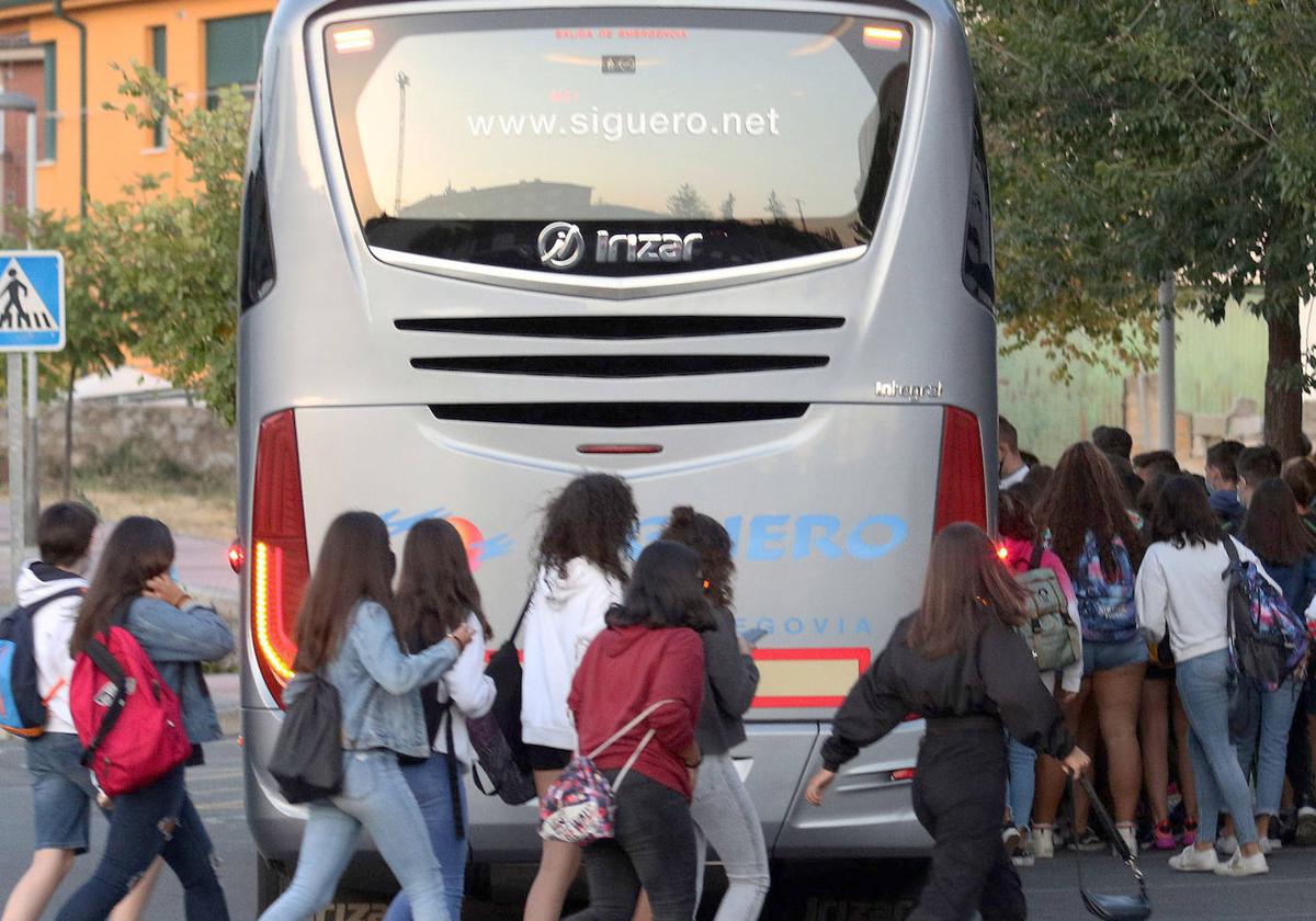 Varios alumnos se montan en el transporte escolar, en una imagen de archivo