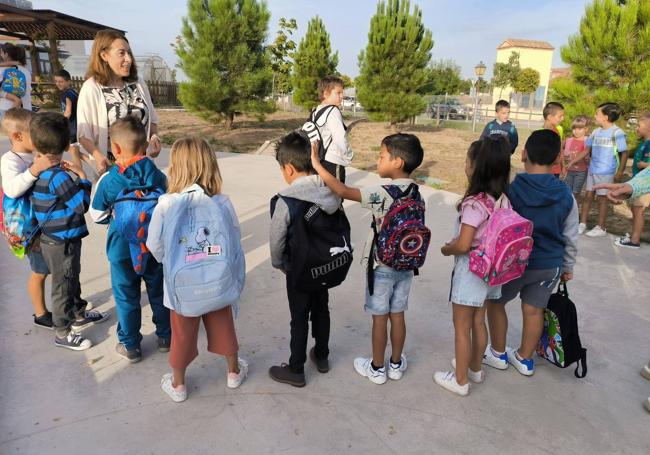 Varios niños esperan a entrar en el colegio de Valverde del Majano.