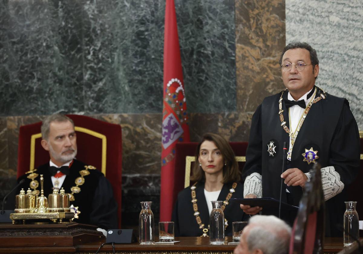 El rey Felipe VI y la ministra de Justicia en funciones, Pilar Llop, escuchan el discurso del fiscal general del Estado, Álvaro García Ortiz.