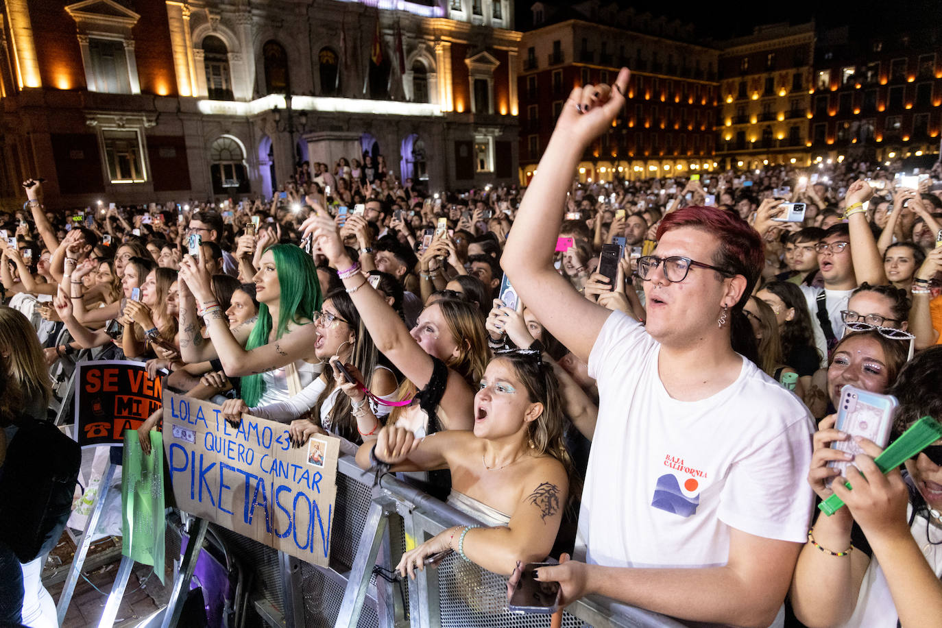 Fans de las primeras filas en la abarrotada Plaza Mayor.