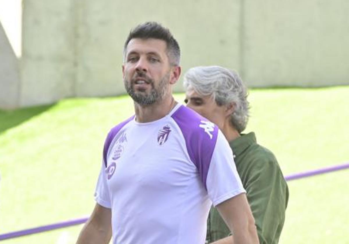 Paulo Pezzolano, este viernes en Zorrilla, con Diego López, director de cantera, a su espalda.