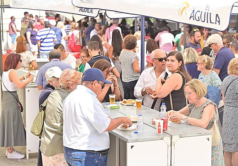 Las casetas presentaban un excelente ambiente en el mediodía del viernes