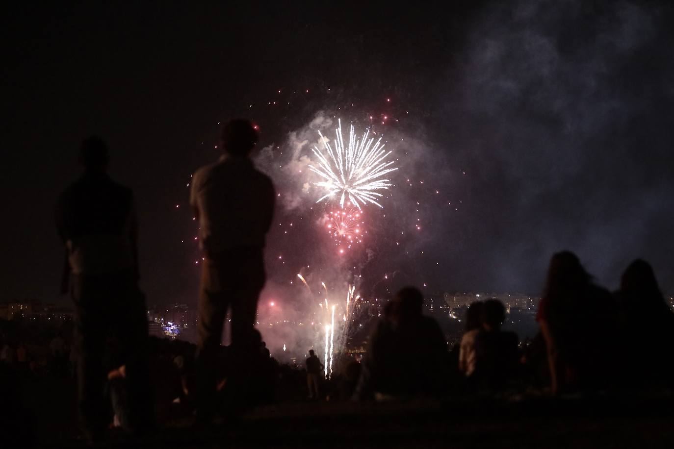 El Caño Hondo se ilumina una noche más con los fuegos artificiales