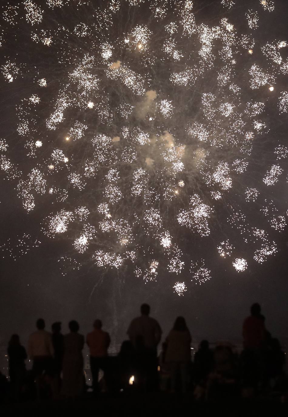 El Caño Hondo se ilumina una noche más con los fuegos artificiales