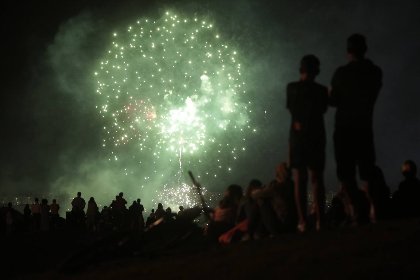 El Caño Hondo se ilumina una noche más con los fuegos artificiales