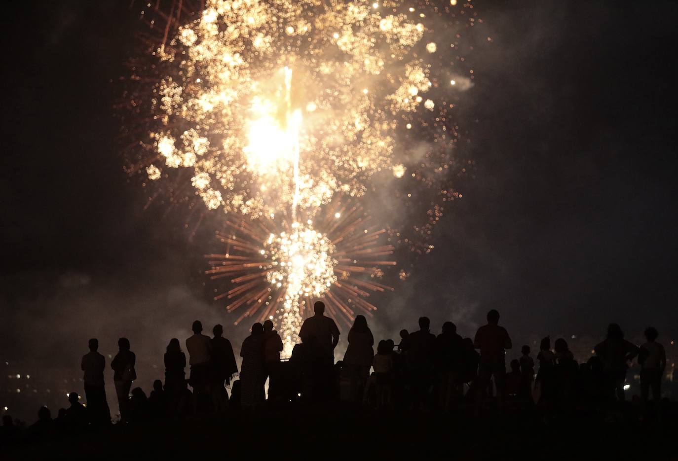 El Caño Hondo se ilumina una noche más con los fuegos artificiales