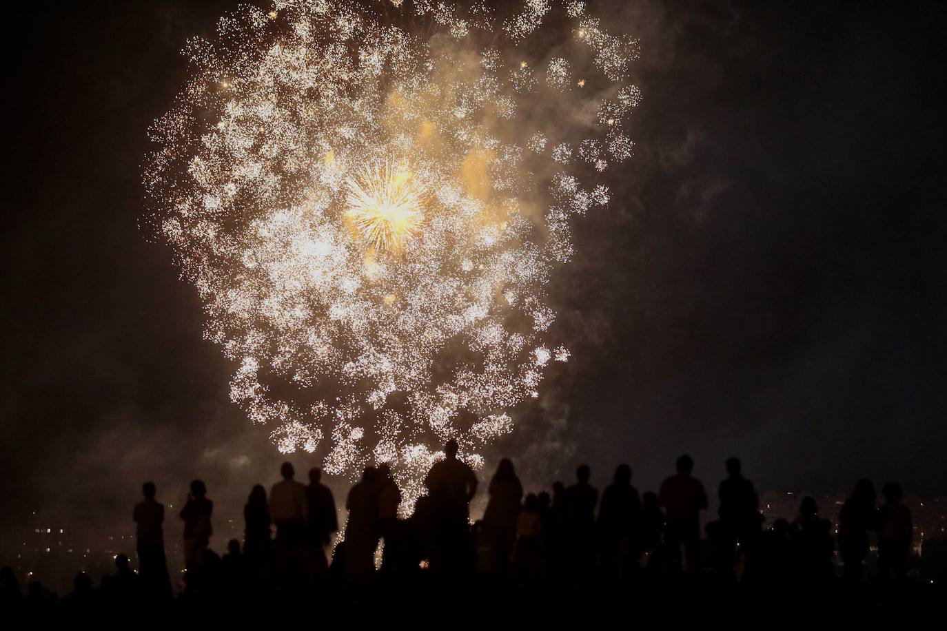 El Caño Hondo se ilumina una noche más con los fuegos artificiales