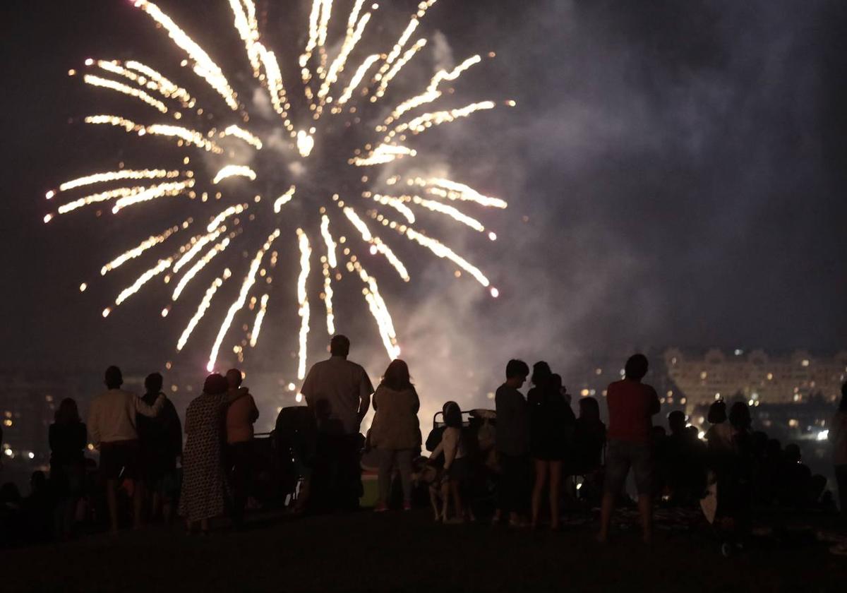 El Caño Hondo se ilumina una noche más con los fuegos artificiales