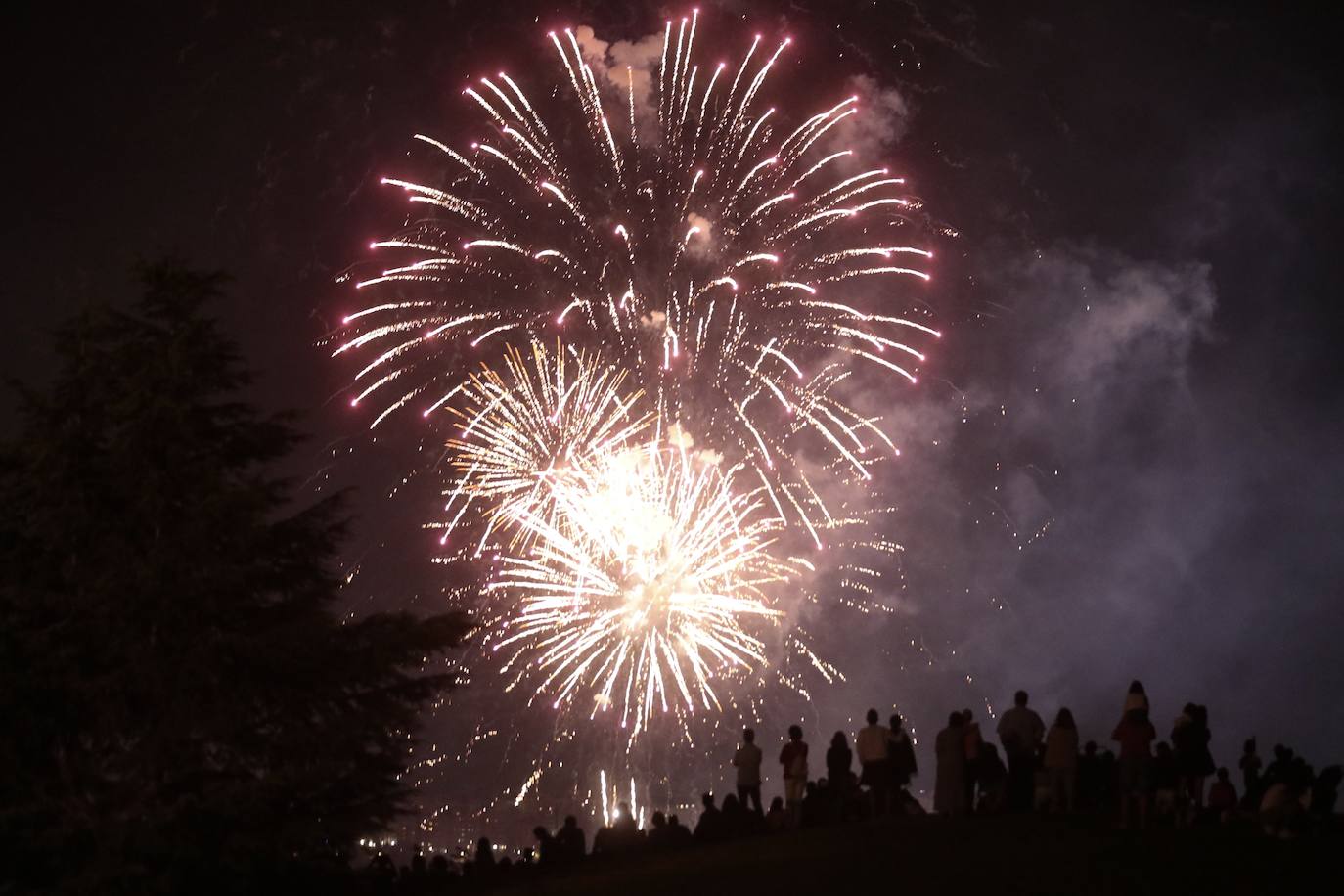 El Caño Hondo se ilumina una noche más con los fuegos artificiales