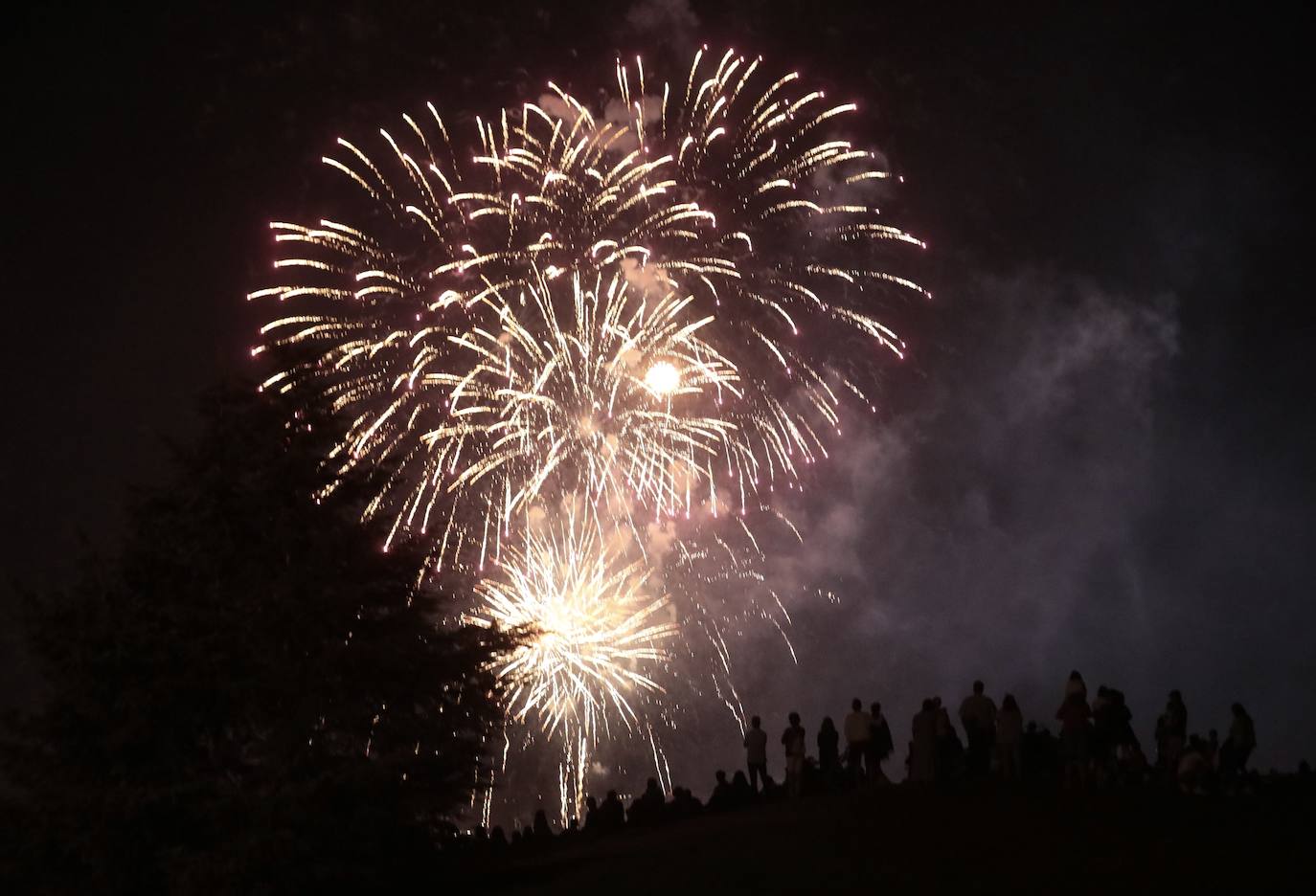 El Caño Hondo se ilumina una noche más con los fuegos artificiales