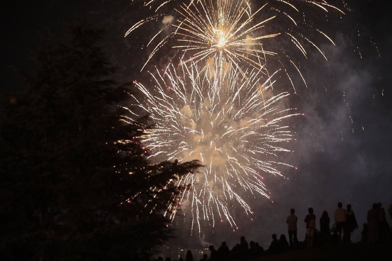 El Caño Hondo se ilumina una noche más con los fuegos artificiales