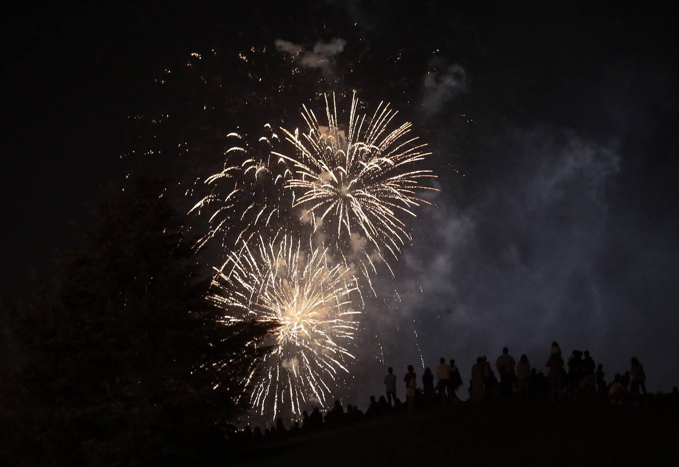 El Caño Hondo se ilumina una noche más con los fuegos artificiales