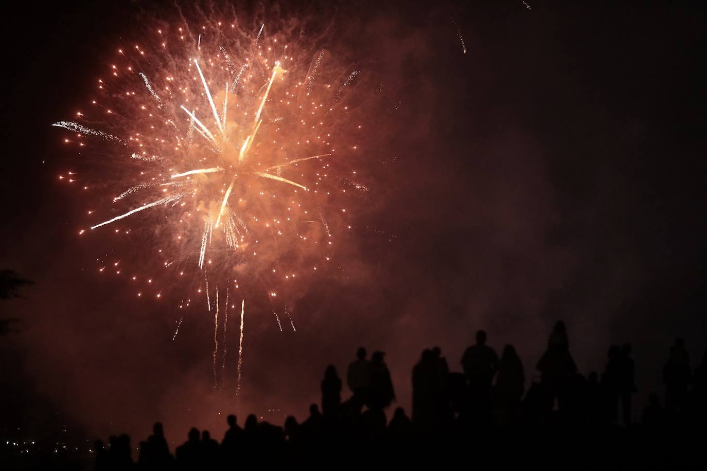 El Caño Hondo se ilumina una noche más con los fuegos artificiales