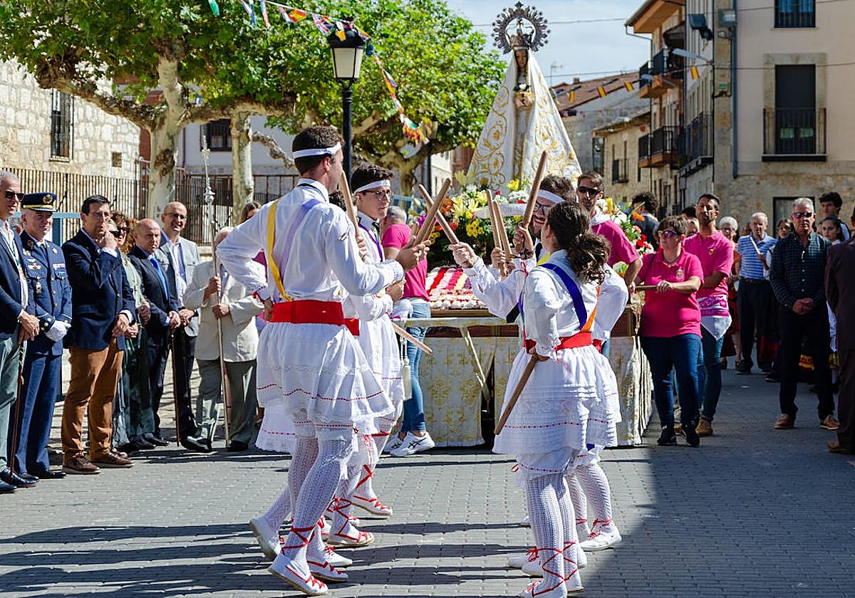 Los danzantes de la localidad bailaron ante su patrona
