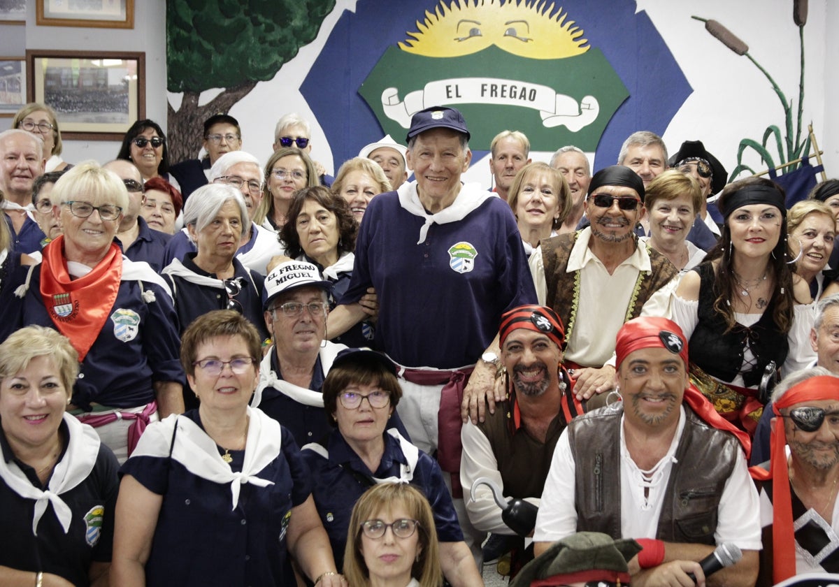 Joe Pérez junto a sus compañeros peñistas de 'El Fregao' en Laguna de Duero.