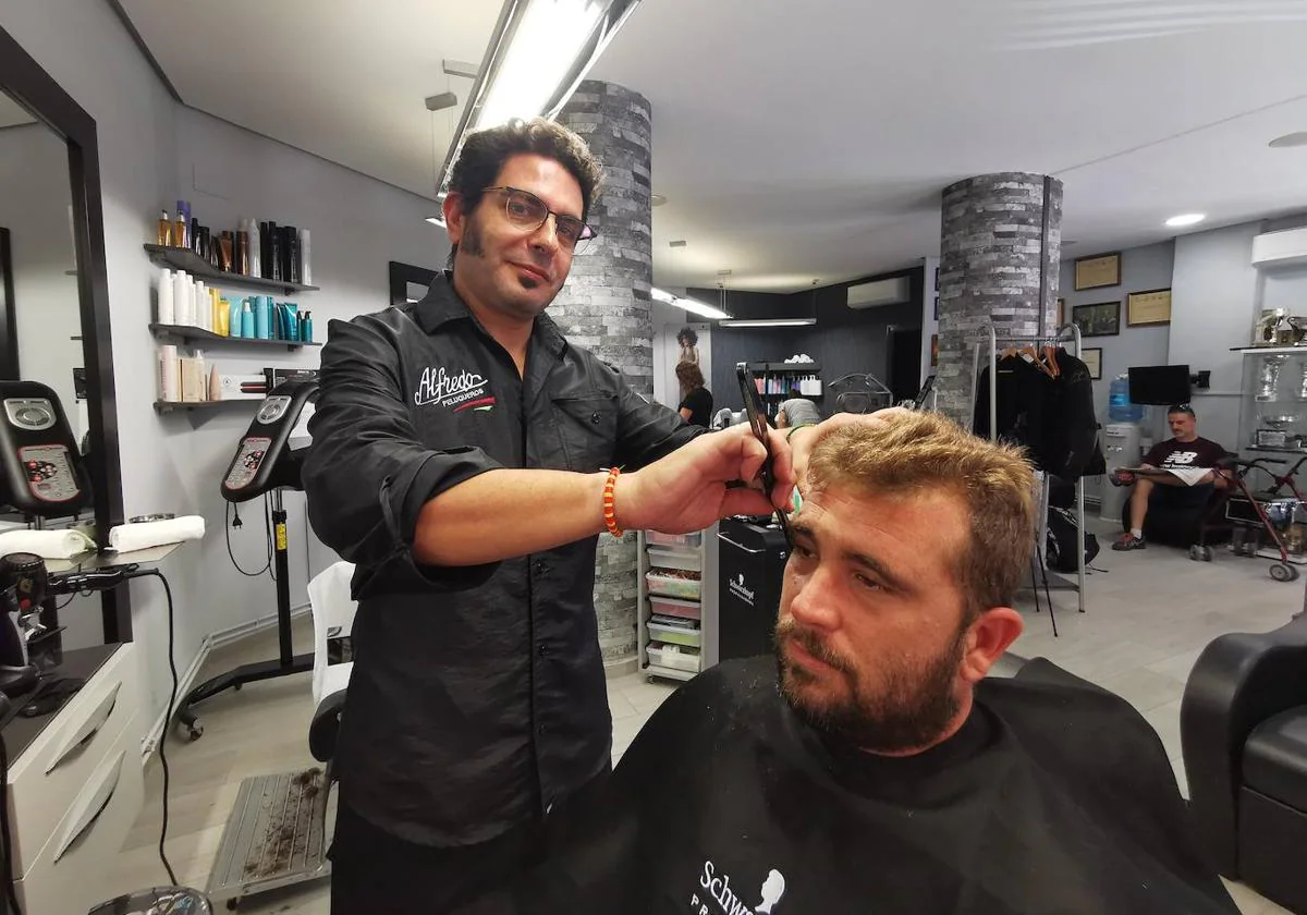 Peluquero Profesional Corta La Barba De Un Hombre En El Salón