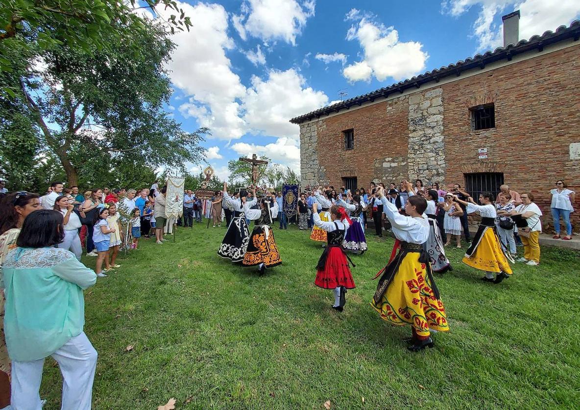 La romería de Castilviejo vuelve reunir a cientos de riosecanos