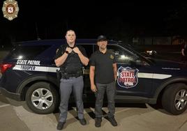 Félix Casado, a la izquierda, junto a uno de sus compañeros en el estado de Wisconsin.