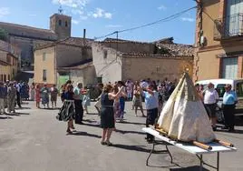 Bailes y jotas tradicionales ante la imagen de la Virgen de los Perales