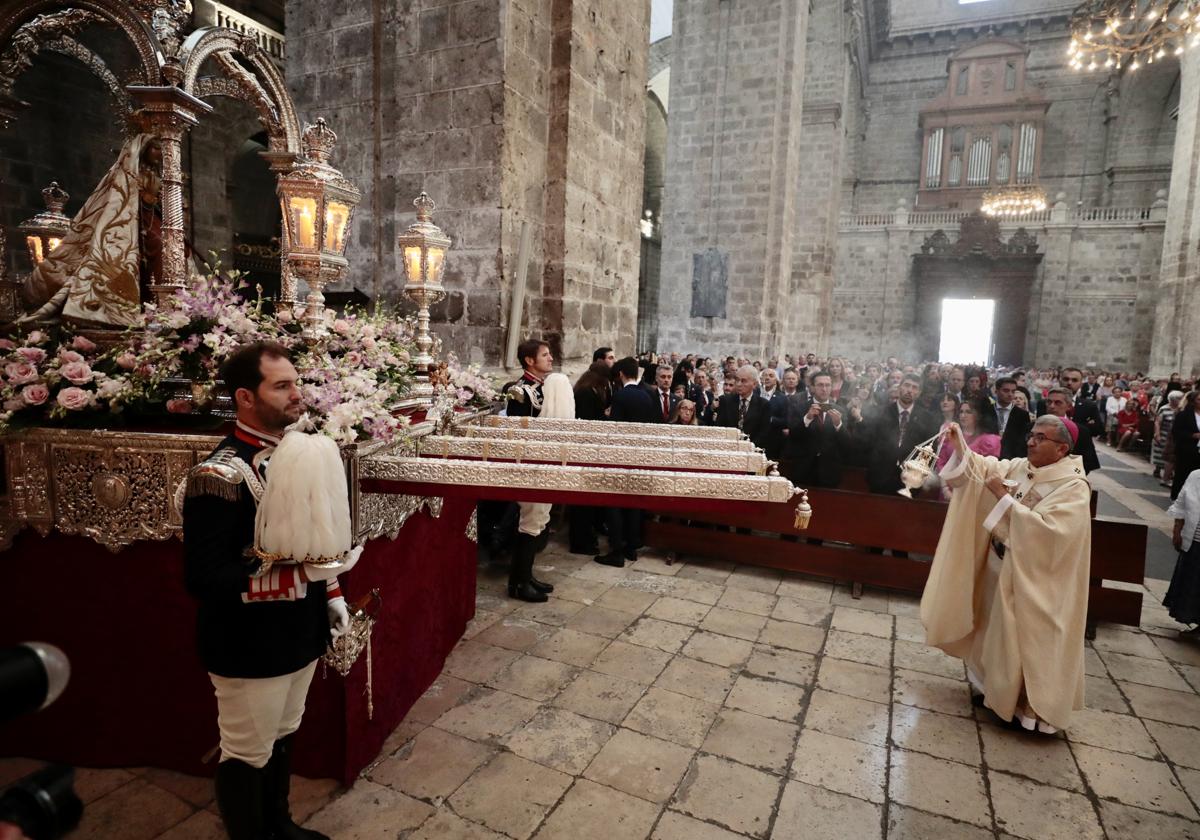 El arzobispo de Valladolid, ante la imagen de la Virgen de San Lorenzo.