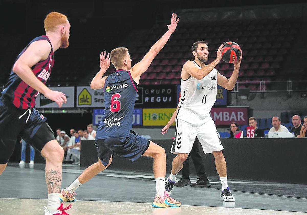 Manu Rodríguez busca continuar con la jugada ante la presión de Savkov, este viernes en Vitoria.