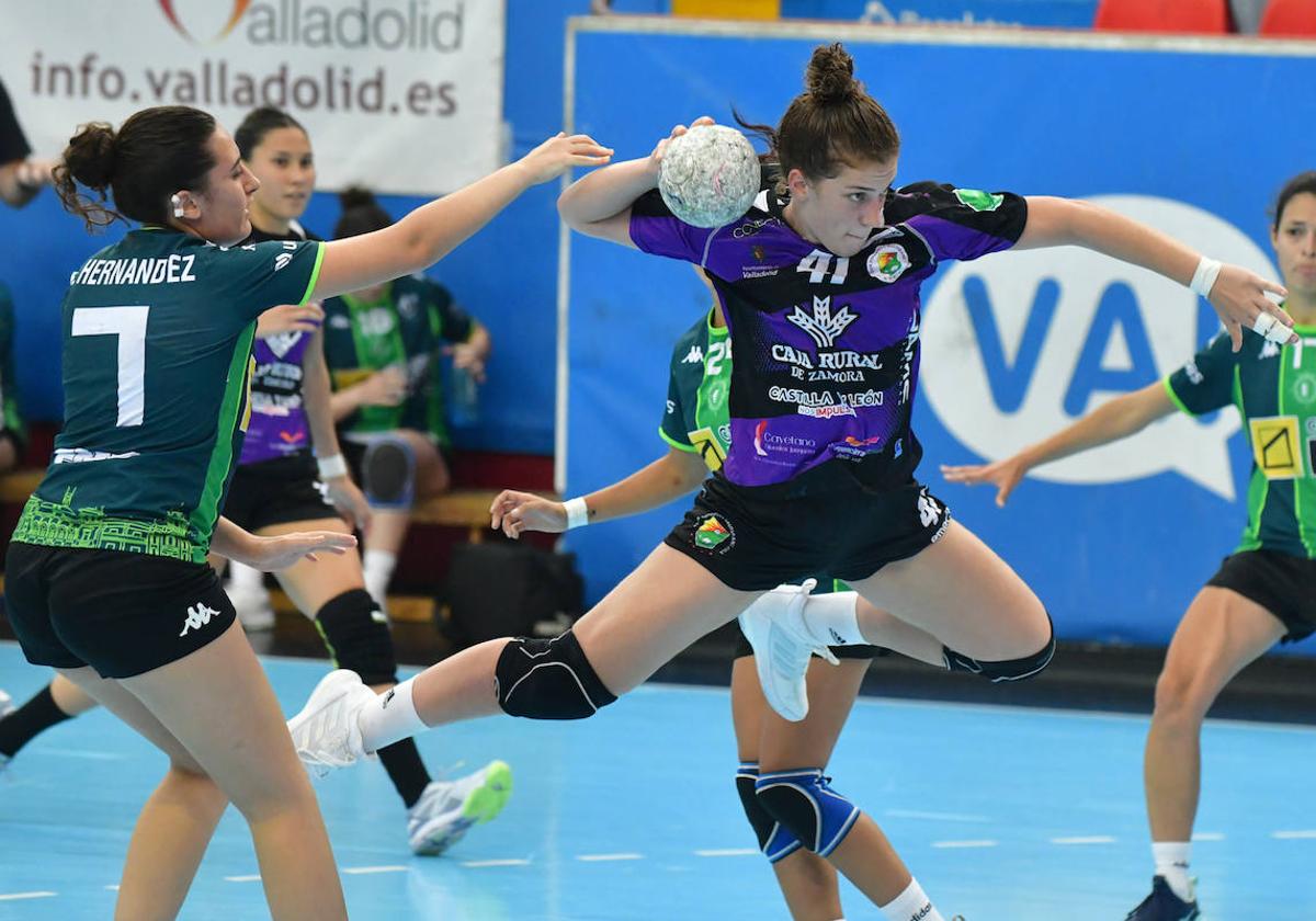 Savina Bergara supera a las defensoras del Hand Vall.