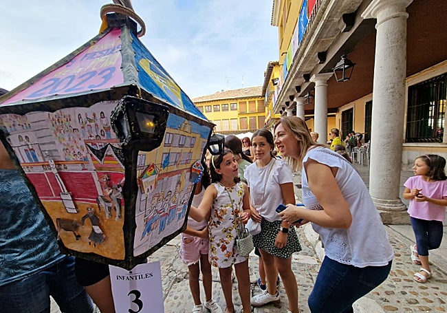 Verónica Gil, concejal de Tordesillas, visitando uno de los faroles infantiles.