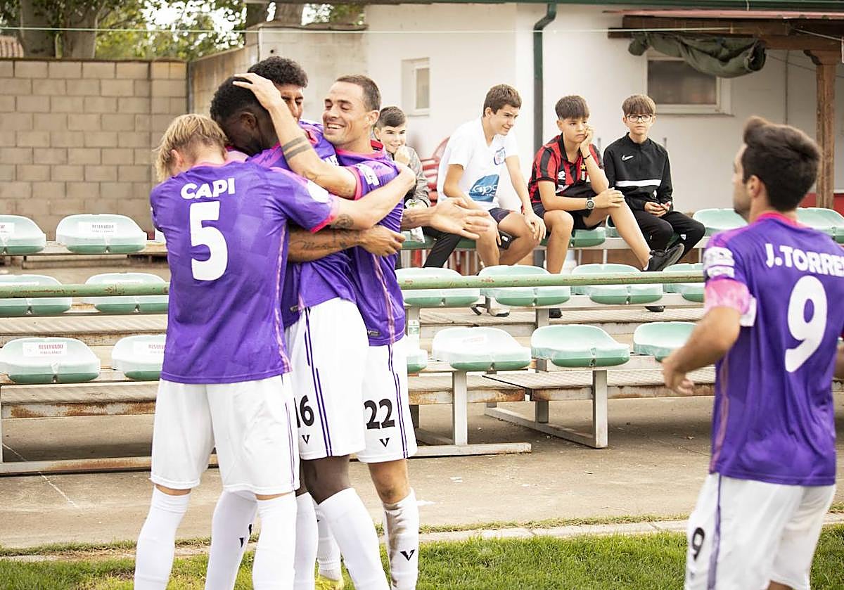 Los jugadores de Diego Rojas abrazan a Sekou, autor del gol del empate.