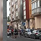 Los bomberos sofocan un incendio en un camión en Pilarica