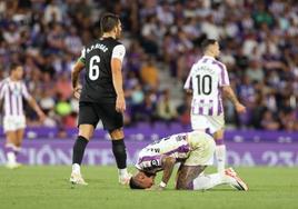 Marcos André, sobre el césped tras una acción del partido