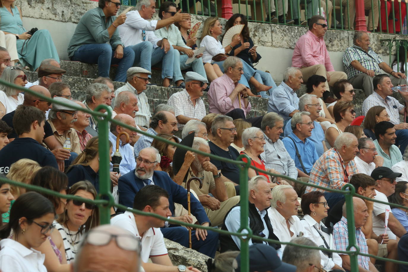 Búscate en los tendidos de la corrida de toros de este domingo (1 de 3)