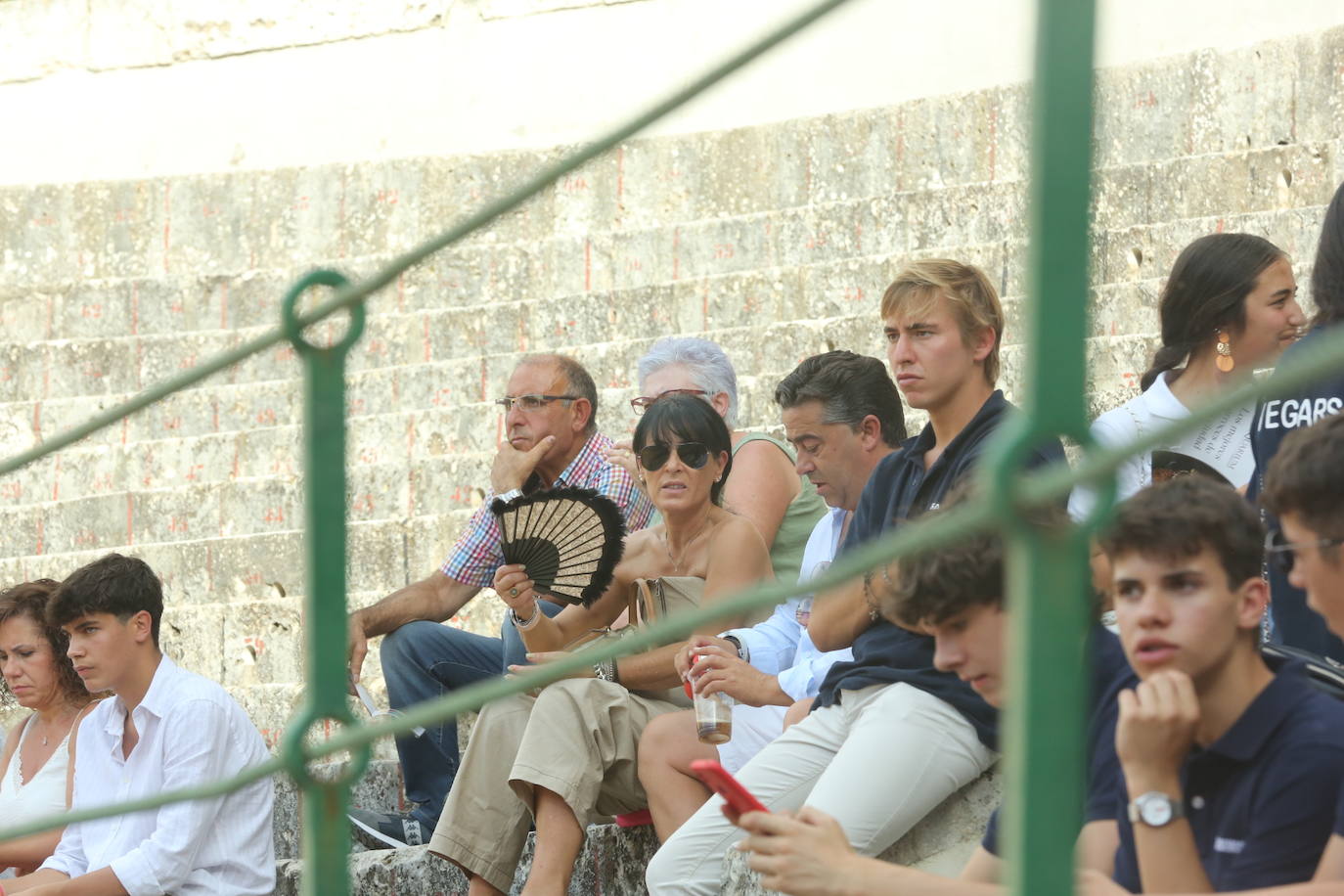 Búscate en los tendidos de la corrida de toros de este domingo (1 de 3)