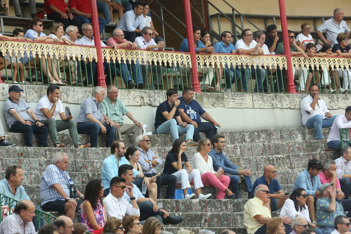 Búscate en los tendidos de la corrida de toros de este domingo (1 de 3)