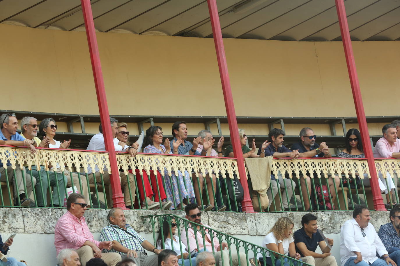 Búscate en los tendidos de la corrida de toros de este domingo (1 de 3)