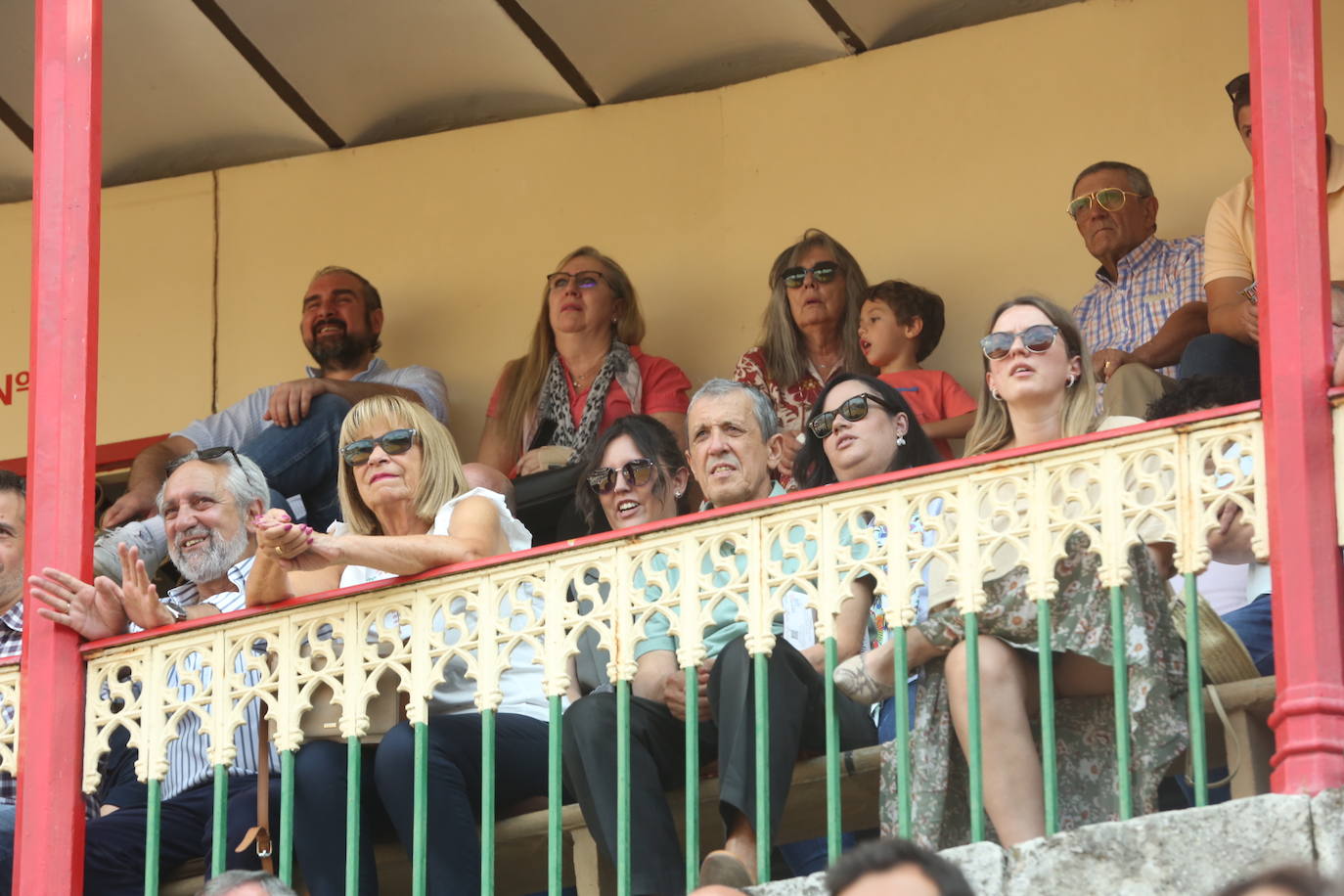 Búscate en los tendidos de la corrida de toros de este domingo (2 de 3)