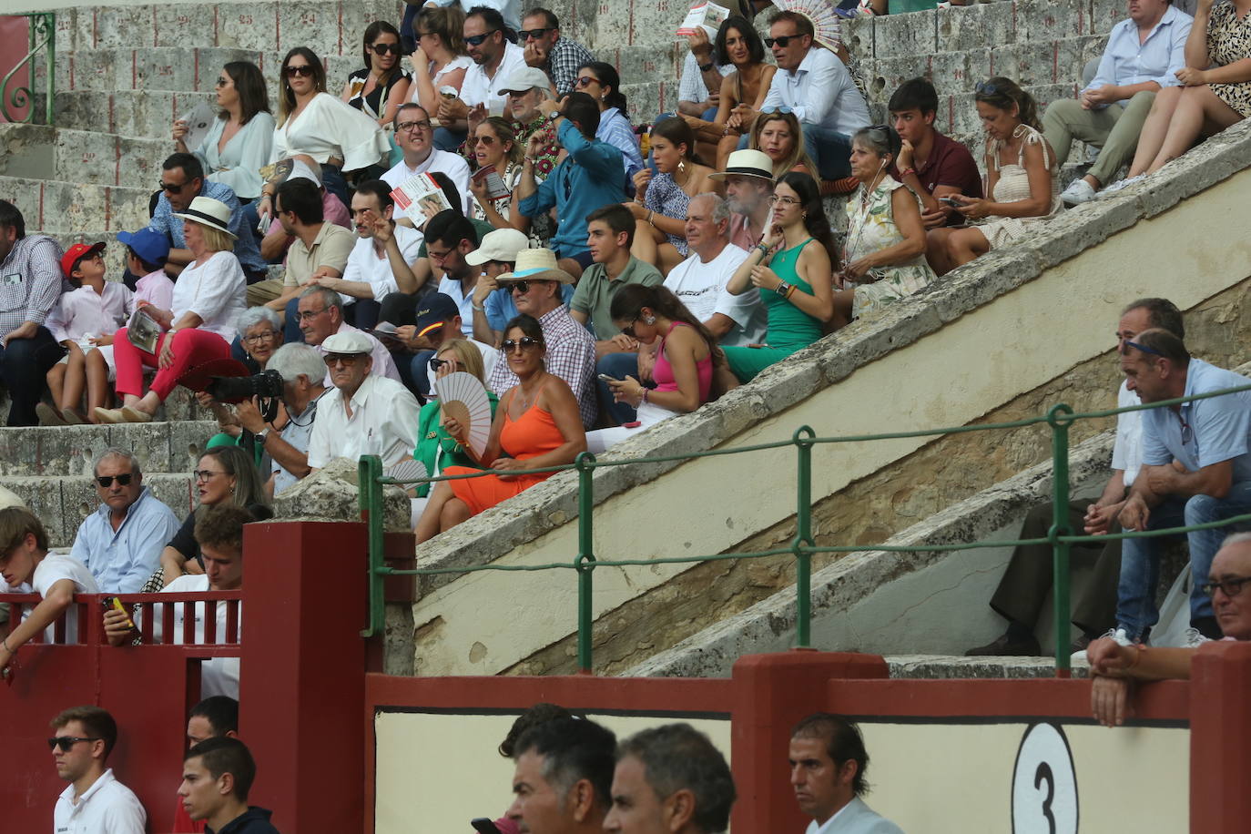 Búscate en los tendidos de la corrida de toros de este domingo (2 de 3)