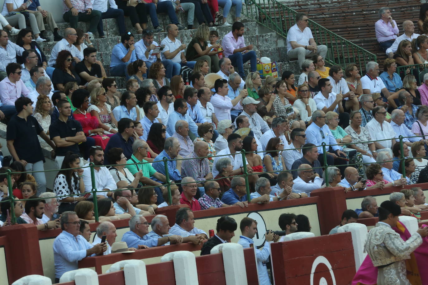 Búscate en los tendidos de la corrida de toros de este domingo (2 de 3)