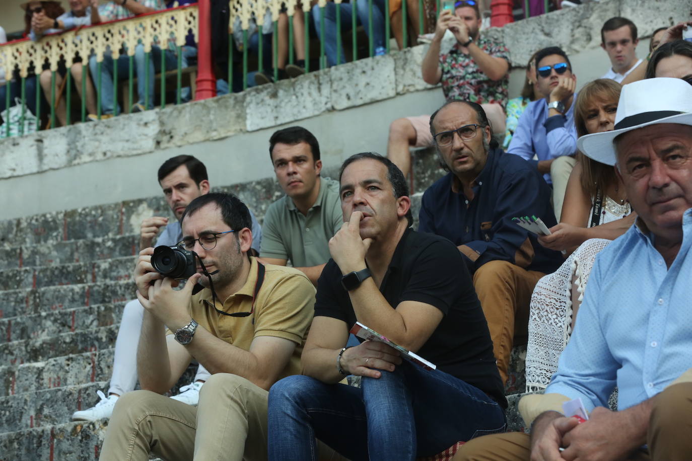 Búscate en los tendidos de la corrida de toros de este domingo (2 de 3)