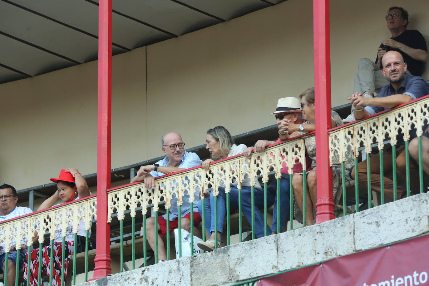 Búscate en los tendidos de la corrida de toros de este domingo (3 de 3)