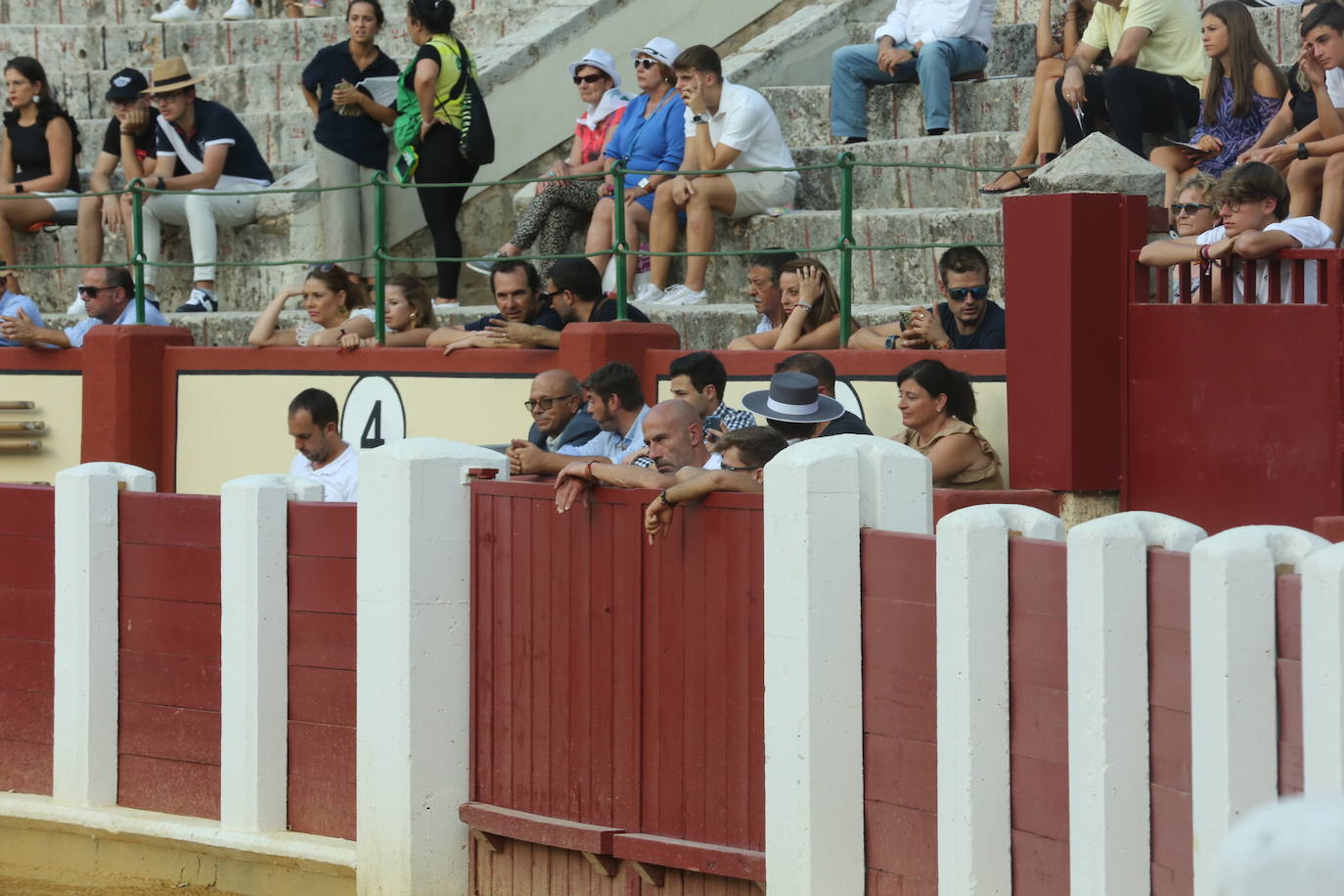 Búscate en los tendidos de la corrida de toros de este domingo (3 de 3)