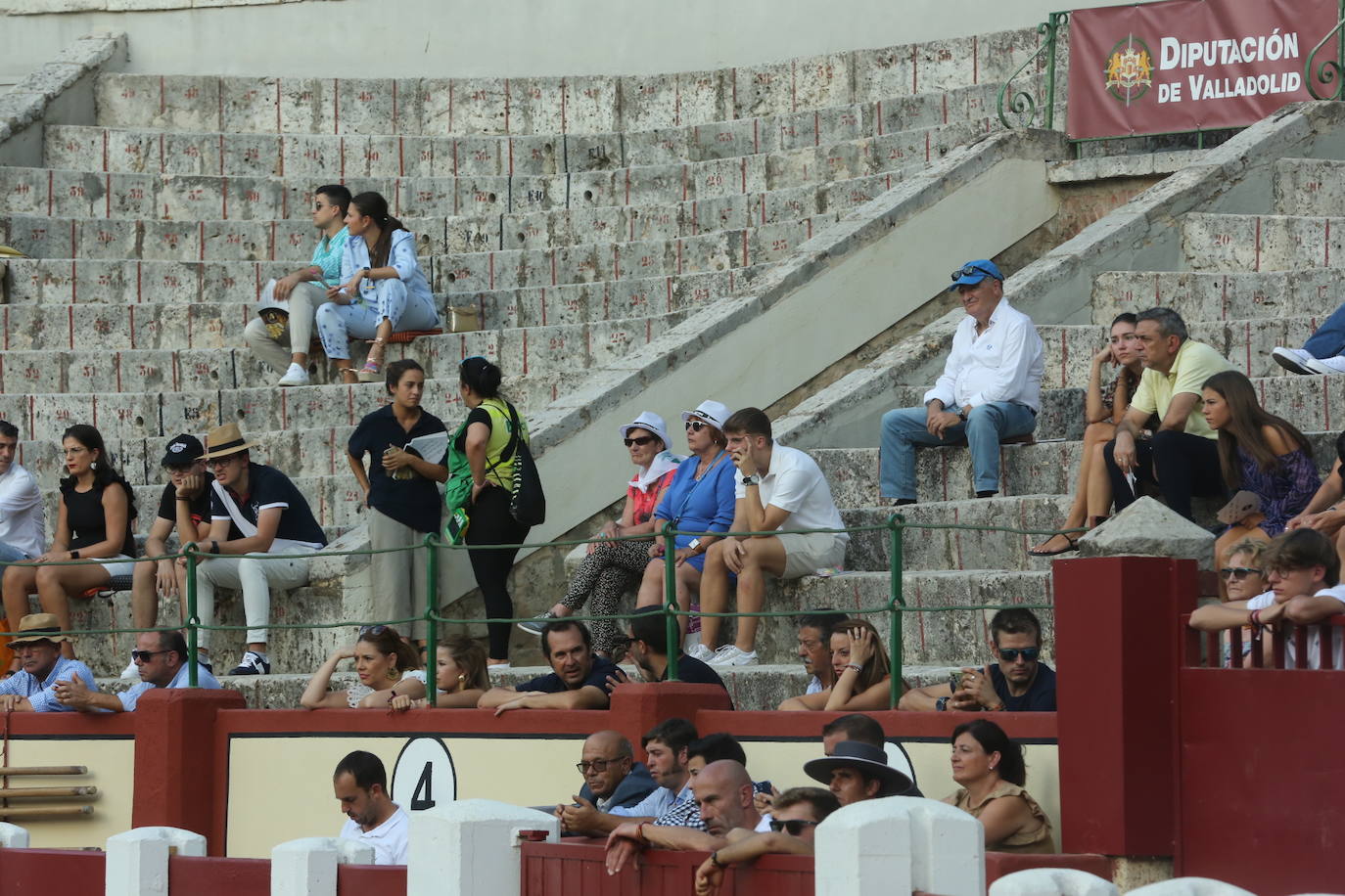 Búscate en los tendidos de la corrida de toros de este domingo (3 de 3)