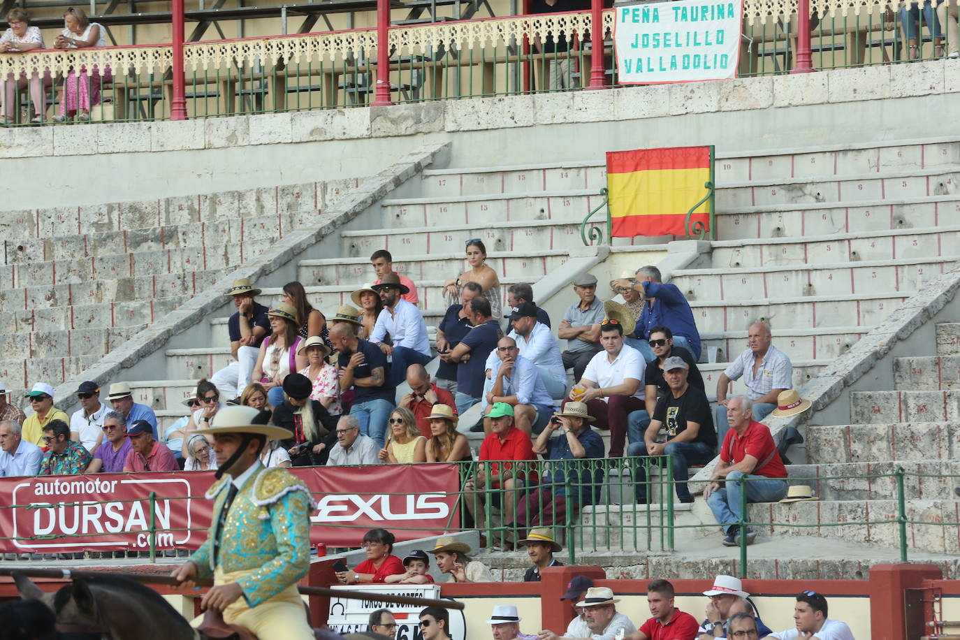 Búscate en los tendidos de la corrida de toros de este domingo (3 de 3)