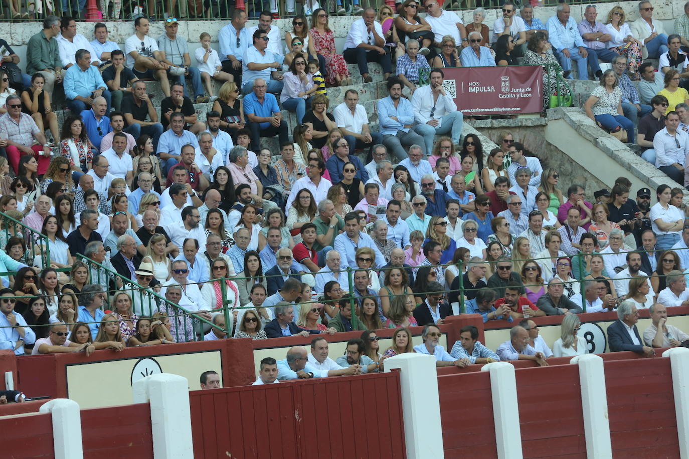 Búscate en los tendidos de la corrida de toros de este domingo (3 de 3)