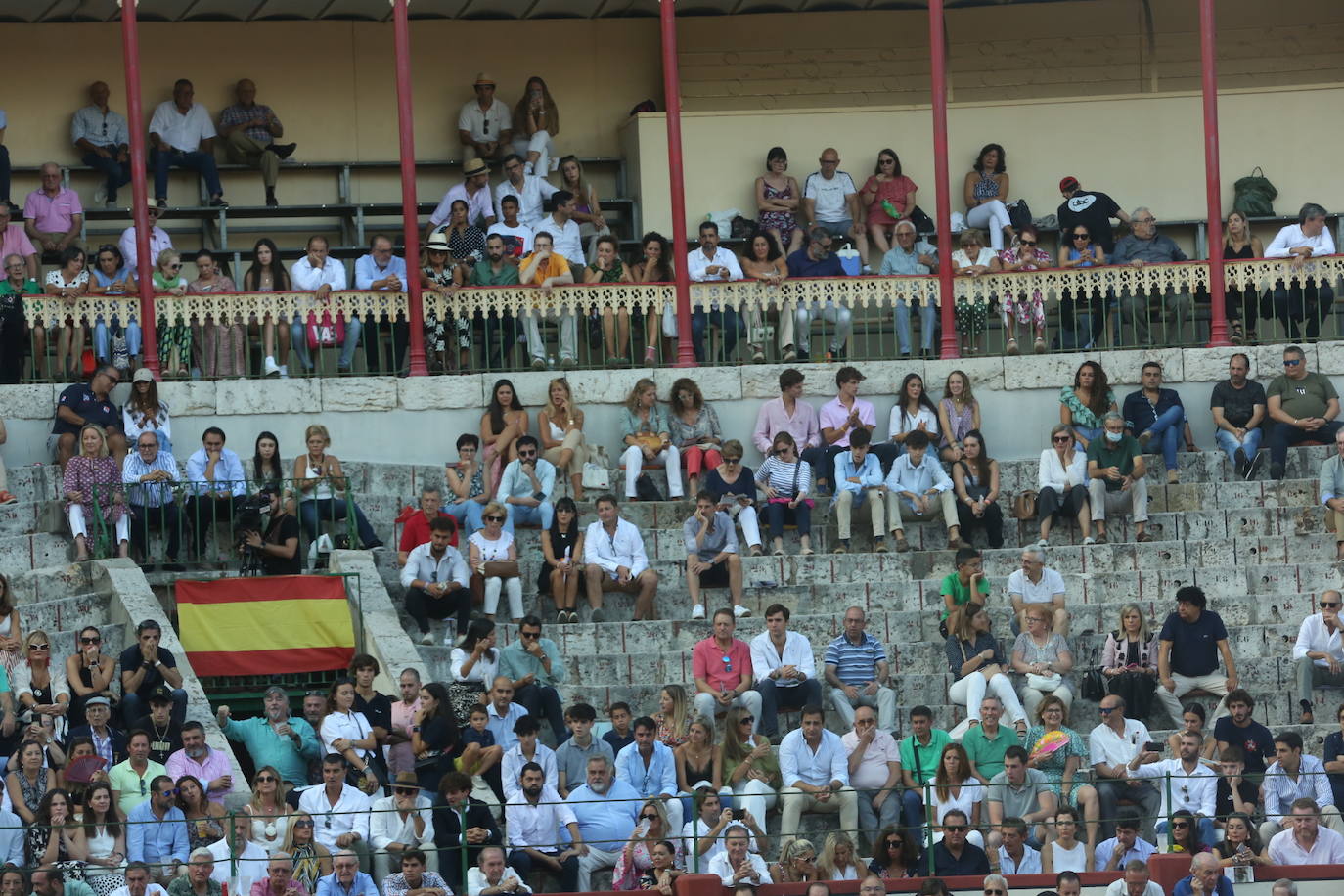 Búscate en los tendidos de la corrida de toros de este domingo (3 de 3)