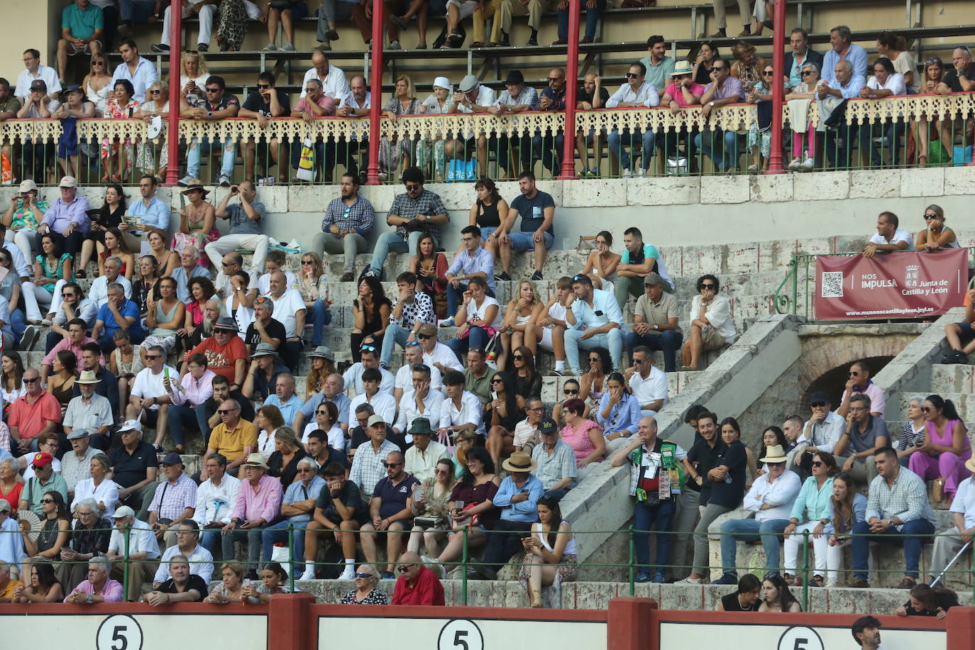 Búscate en los tendidos de la corrida de toros de este domingo (3 de 3)